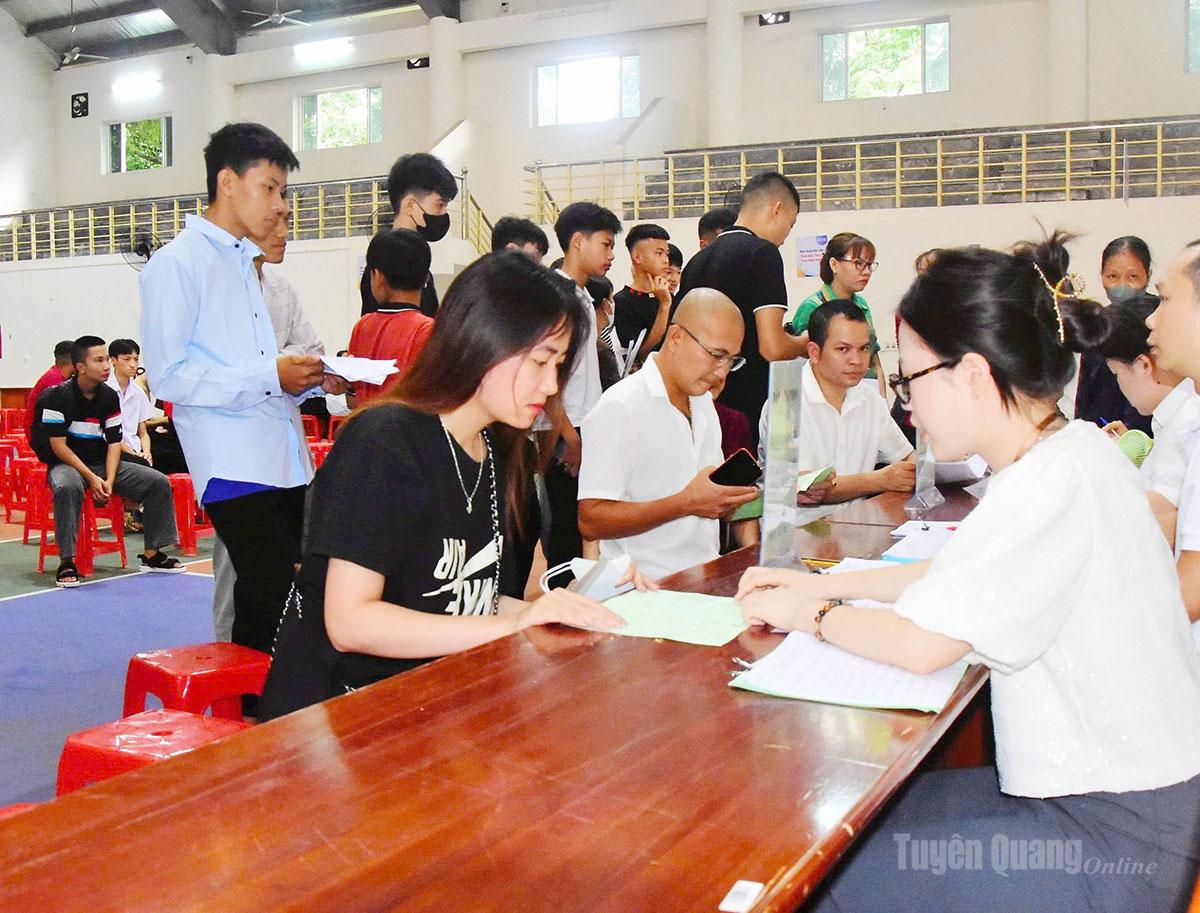 Học sinh trúng tuyển được cán bộ nhà trường hướng dẫn các thủ tục nhập học.