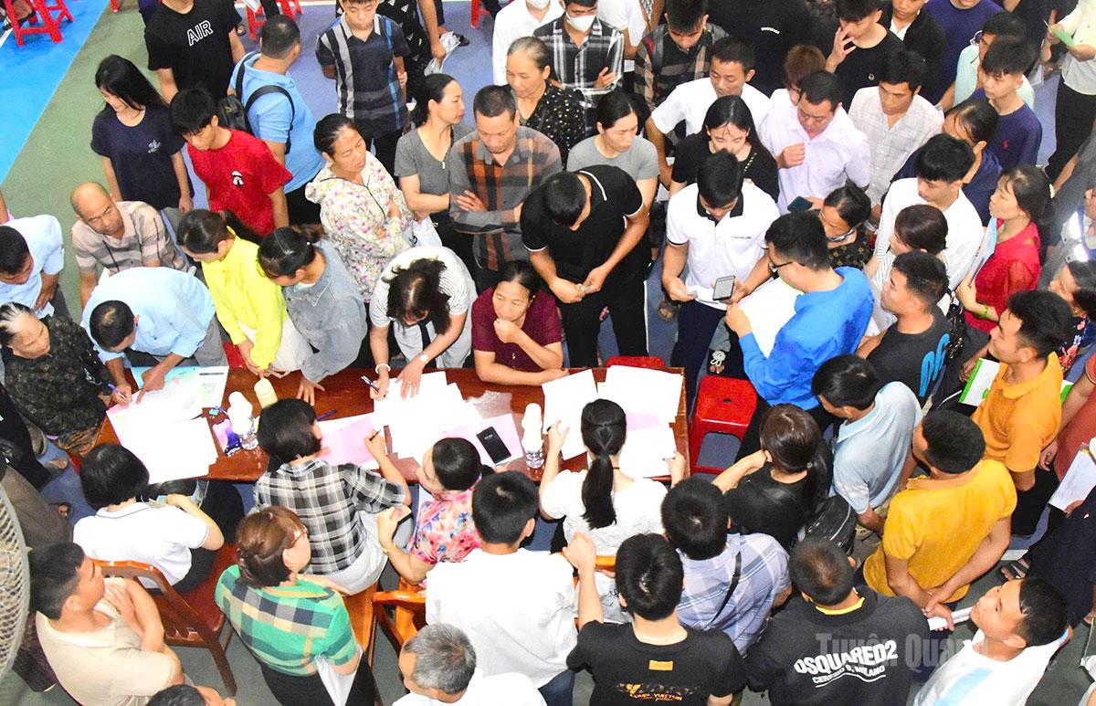 Nhiều học sinh và phụ huynh đến làm thủ tục nhập học tại Trường Cao đẳng Tuyên Quang.