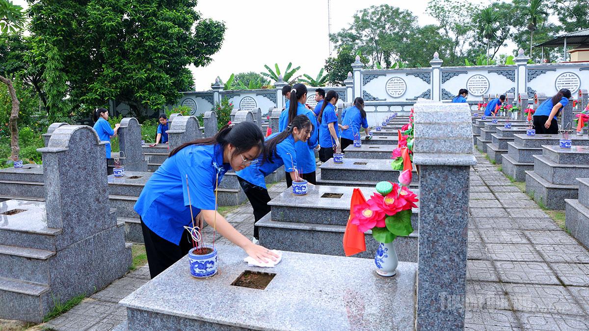 Đoàn  viên, thanh niên các phường Minh Xuân tham gia dọn dẹp các phần mộ Liệt sĩ tại Nghĩa trang Liệt sĩ.