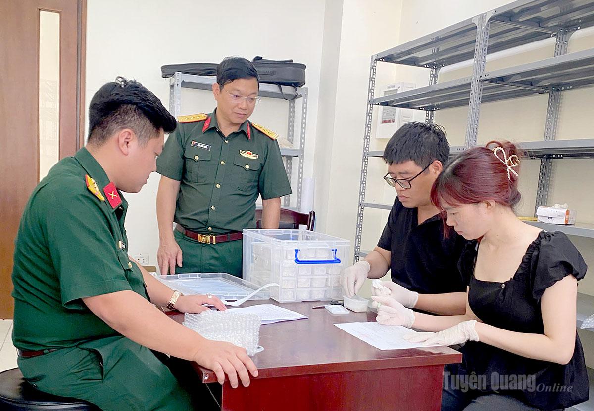 Đại diện Ban Chỉ đạo tìm kiếm, xác định danh tính liệt sĩ tỉnh Tuyên Quang bàn giao mẫu hài cốt liệt sĩ cho Viện Hàn lâm Khoa học và Công nghệ Việt Nam.