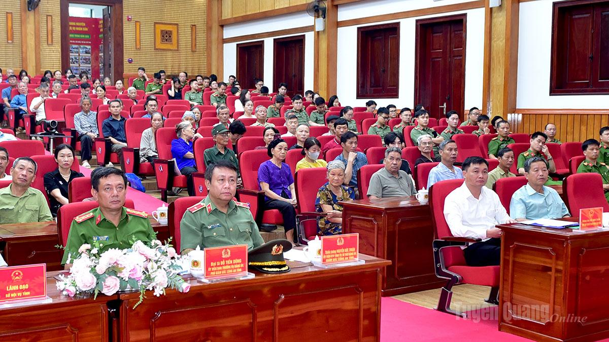 Các đại biểu và thân nhân liệt sĩ chưa xác định được thông tin dự lễ phát động.