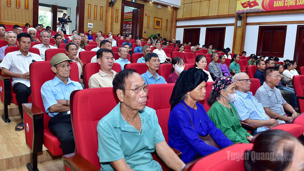 Đông đảo thân nhân nhân liệt sĩ chưa xác định được thông tin tại lễ phát động.