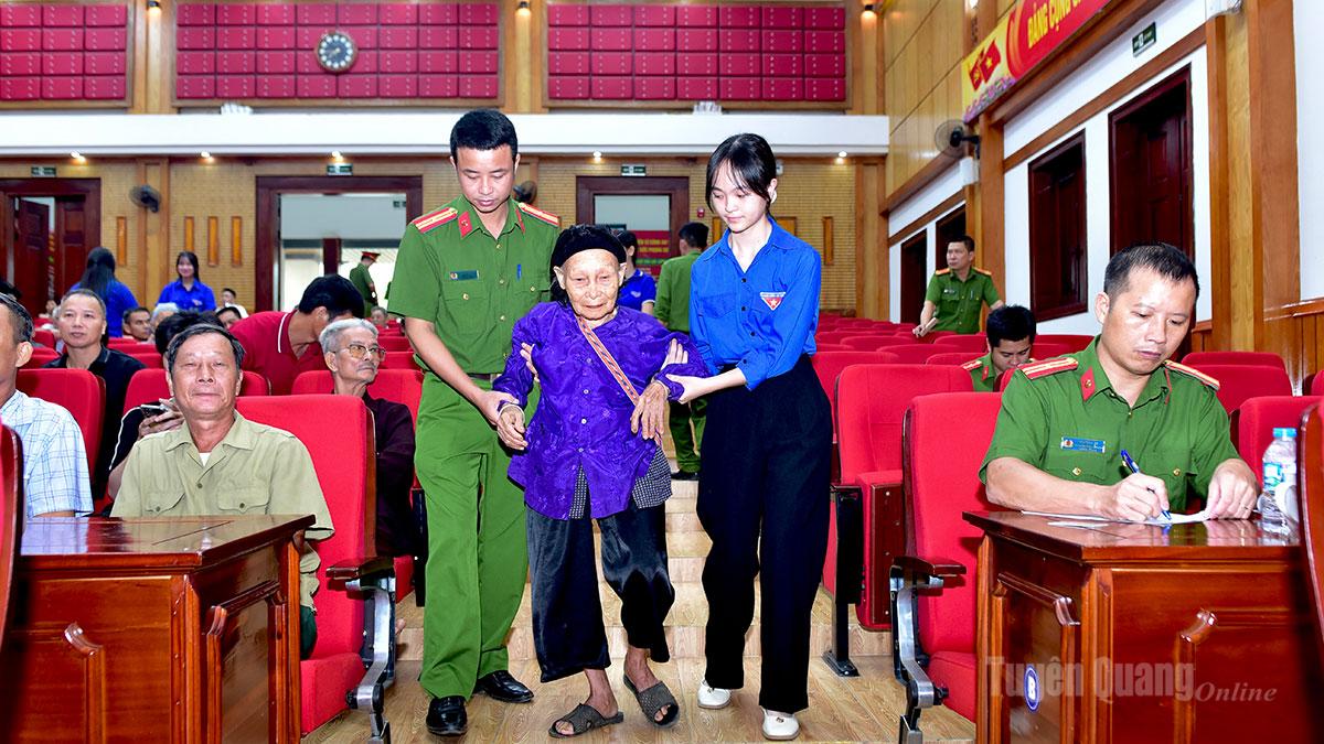 Lực lượng đoàn viên thanh niên tham gia hỗ trợ công tác thu nhận mẫu sinh phẩm ADN cho thân nhân liệt sĩ chưa xác được thông tin.