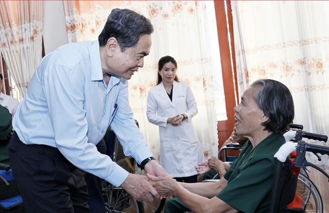 [Ảnh] Chủ tịch Quốc hội Trần Thanh Mẫn tặng quà thương binh tại Thành phố Hồ Chí Minh