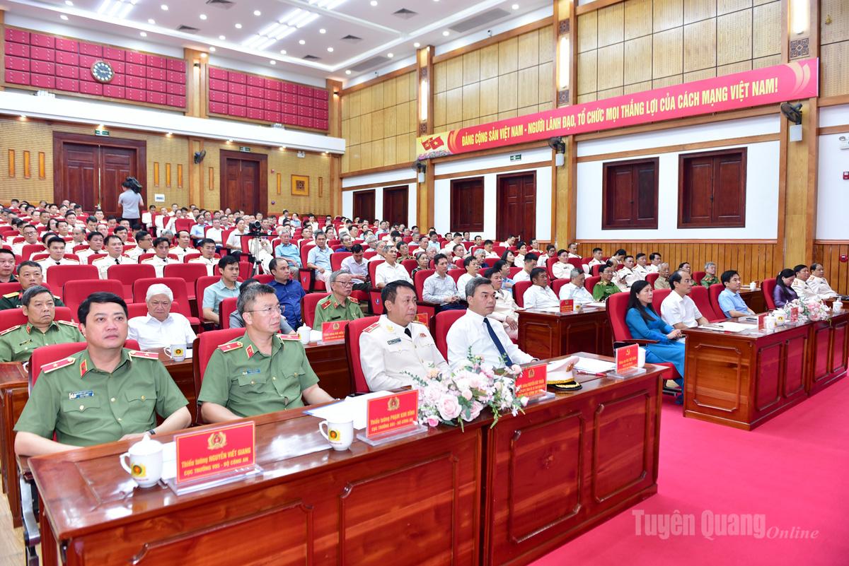 Phó Bí thư Tỉnh ủy, Chủ tịch Ủy Ban MTTQ Việt Nam tỉnh Ma Thế Hồng và các đại biểu dự lễ kỷ niệm.