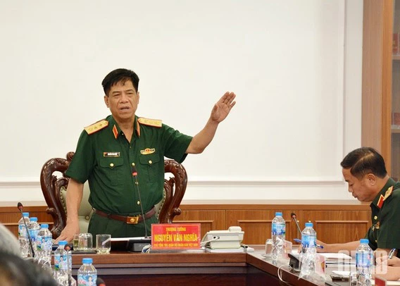 Thượng tướng Nguyễn Văn Nghĩa, Phó tổng Tham mưu trưởng Quân đội nhân dân Việt Nam, Trưởng Tiểu ban diễu binh, diễu hành chủ trì hội nghị.