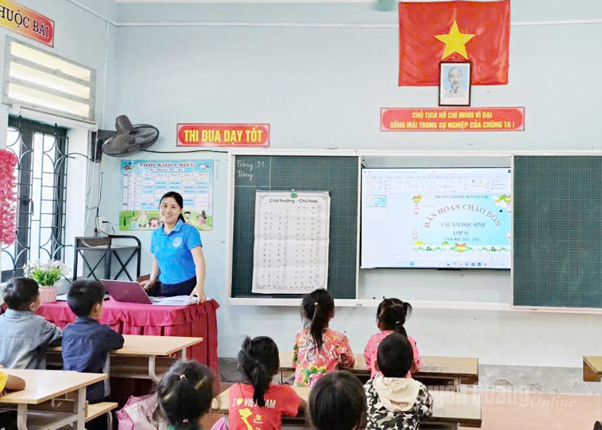 Trường Phổ thông Dân tộc bán trú Tiểu học Tùng Vài, xã Tùng Vài tổ chức cho học sinh lớp 1 làm quen môi trường mới.
