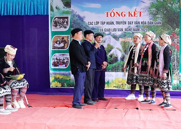 Tiết mục văn nghệ của Câu lạc bộ văn hóa dân gian dân tộc Dao.