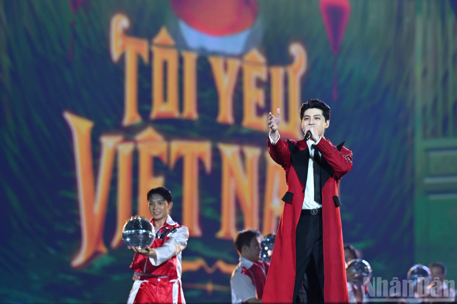 Ca sĩ Noo Phước Thịnh khuấy động không khí với ca khúc Tôi yêu Việt Nam.