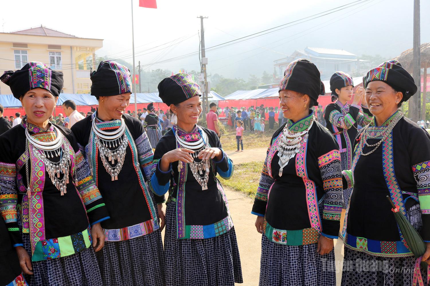 During the New Rice Festival, Bo Y women in Quan Ba Commune shine in their silver ornaments. As long as traditional costumes remain in daily and festive life, the art of silver engraving will live on in the mountains and forests.
