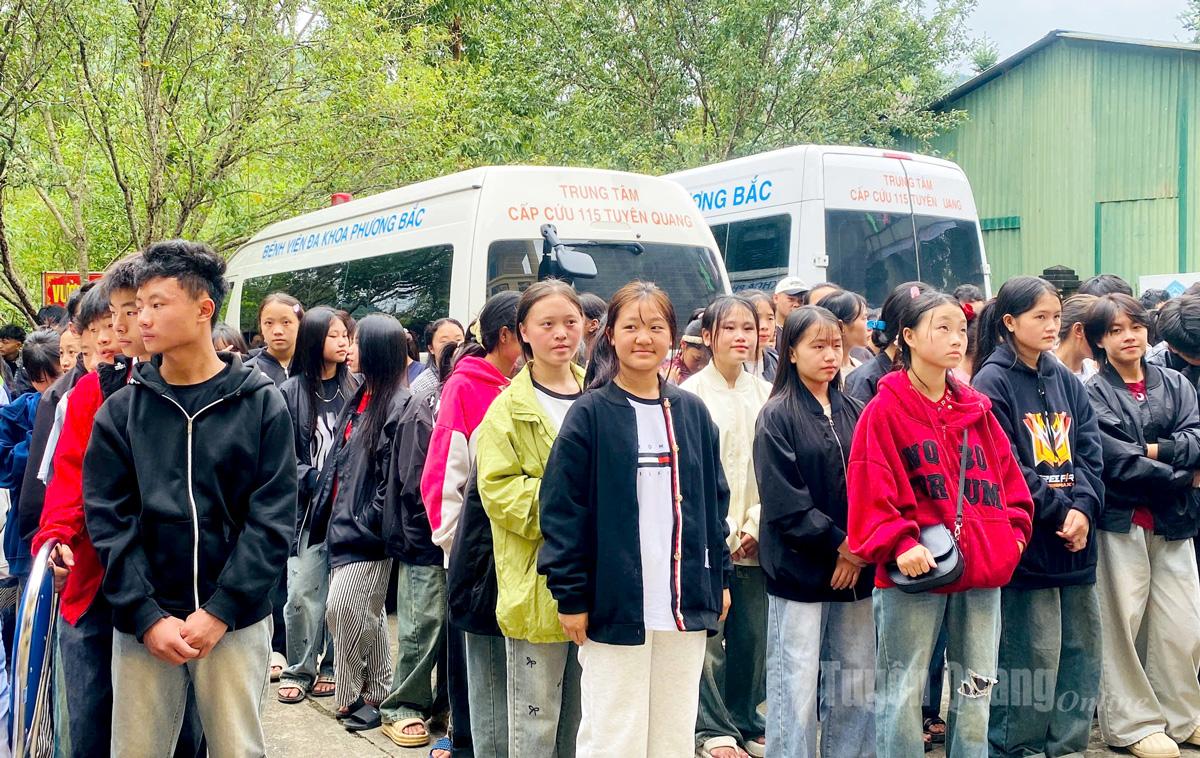 Students received medical check-ups at Dong Van Commune Health Station under the program.