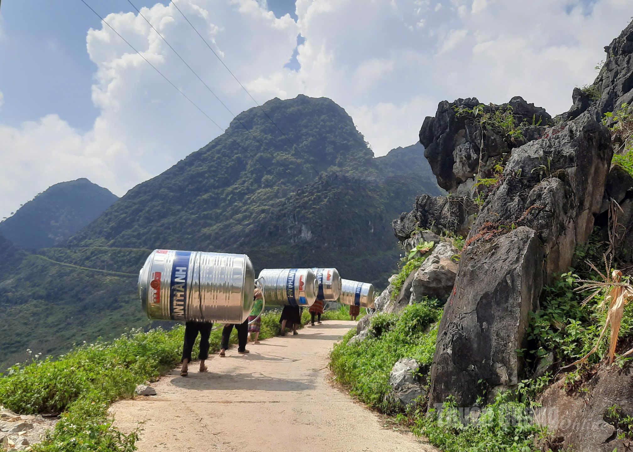 Người dân cõng bồn nước về nhà.