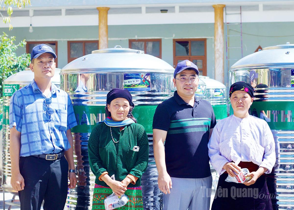 Anh Nguyễn Văn Trãi (thứ 2 bên phải) người khởi xướng Dự án “Gùi nước về bản”.