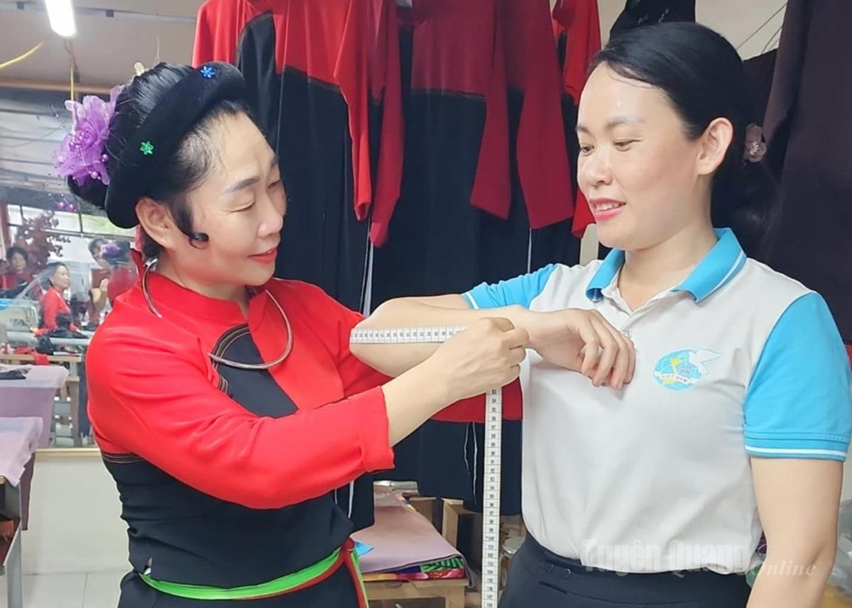 Bà Phan Thị Hiển đo trang phục cho khách.
