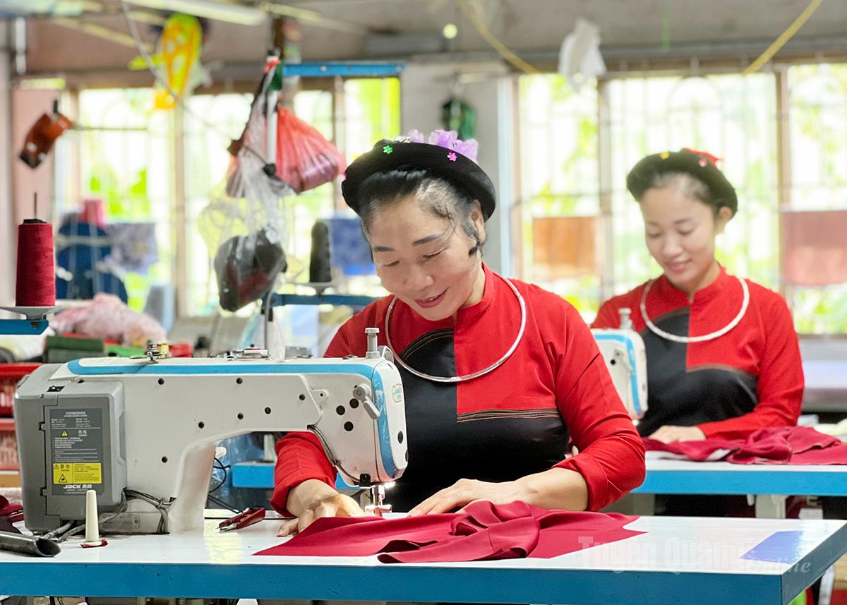 Bà Phan Thị Hiển may trang phục truyền thống.