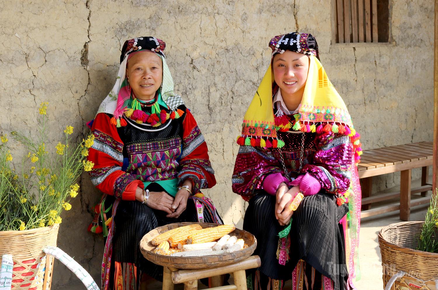 In Lung Cu Commune, Lo Lo women pair silver jewelry with their traditional costumes, proving that amid the constant changes of modern life, the silversmithing craft at the nation’s northernmost border still quietly shines - like glints of silver under the highland sun.