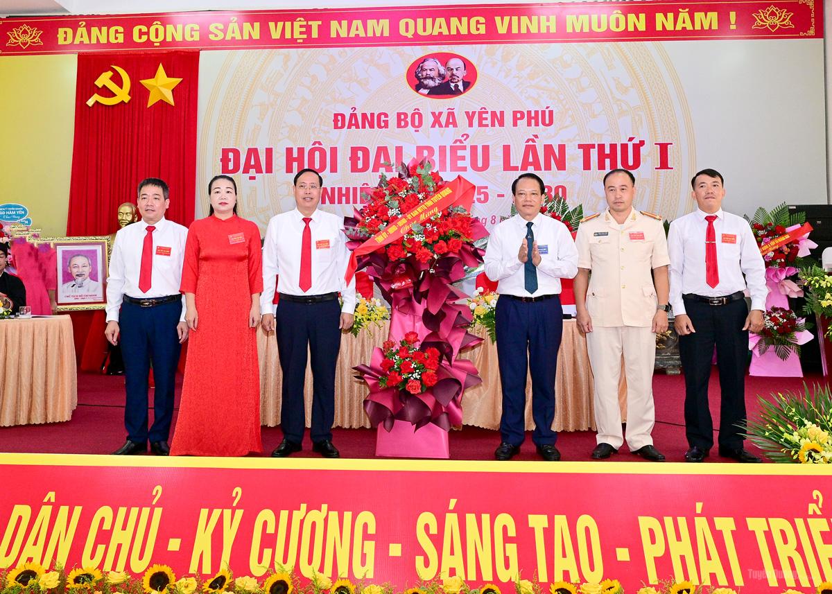 Đồng chí Vân Đình Thảo tặng hoa chúc mừng Đại hội. Ảnh: Quang Hoà