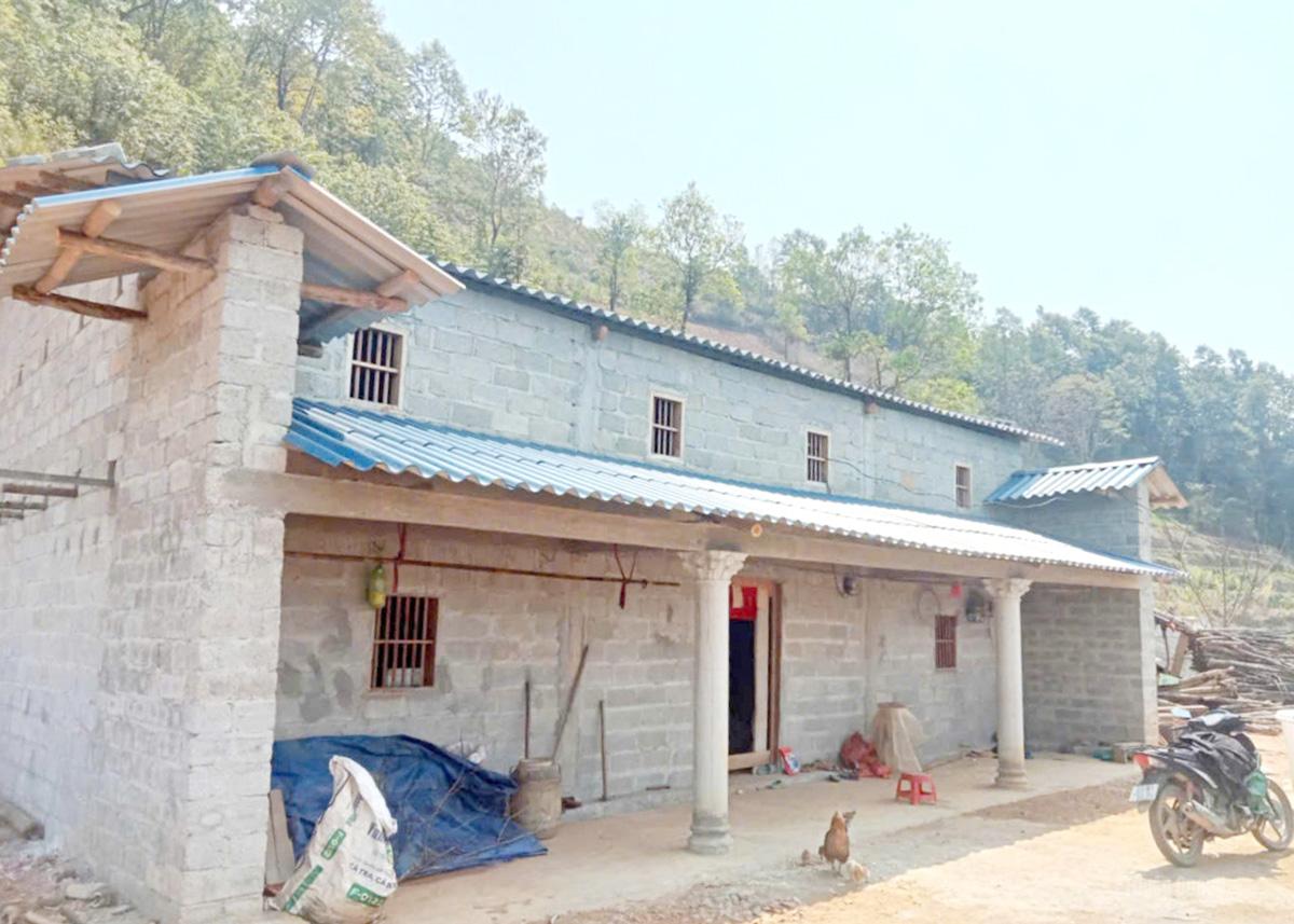Ngôi nhà xây mới của người dân xã Ngọc Long được giữ nguyên kiến trúc truyền thống đồng bào dân tộc Mông.