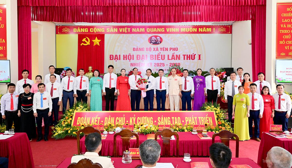 Đồng chí Vân Đình Thảo chúc mừng Ban Chấp hành Đảng bộ xã Yên Phú khóa I. Ảnh: Quang Hoà
