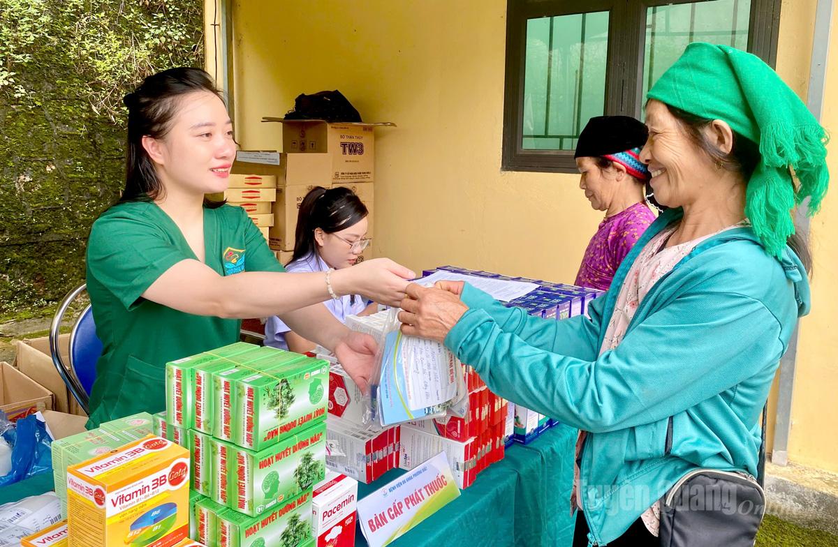 Free medicine was distributed to residents receiving check-ups at Dong Van Commune Health Station.