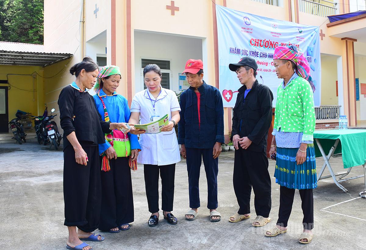 Health workers at Son Vi Commune Health Station provided guidance to people on disease prevention to improve community health.