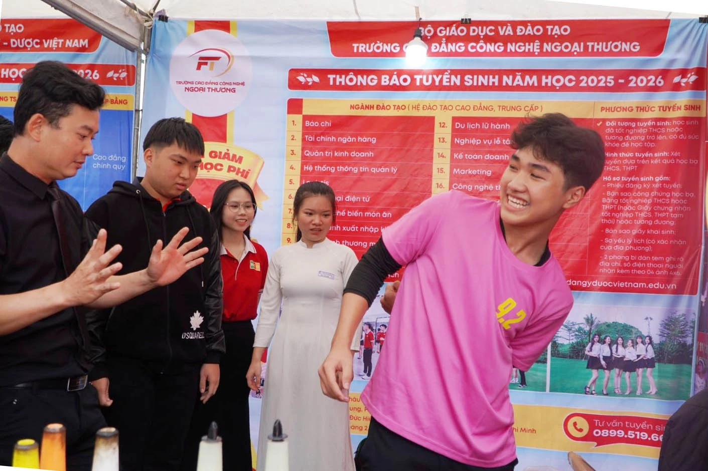 Khu vực tư vấn tuyển sinh của trường thu hút đông đảo các em học sinh