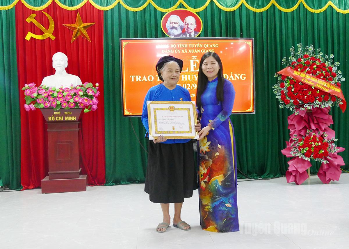 Đồng chí Lê Thị Thanh Trà, Uỷ viên BCH Đảng bộ tỉnh, Phó Chủ tịch HĐND tỉnh trao Huy hiệu 60 năm tuổi Đảng cho đảng viên Hoàng Thị Chước, Chi bộ thôn Chang, Đảng bộ xã Xuân Giang.