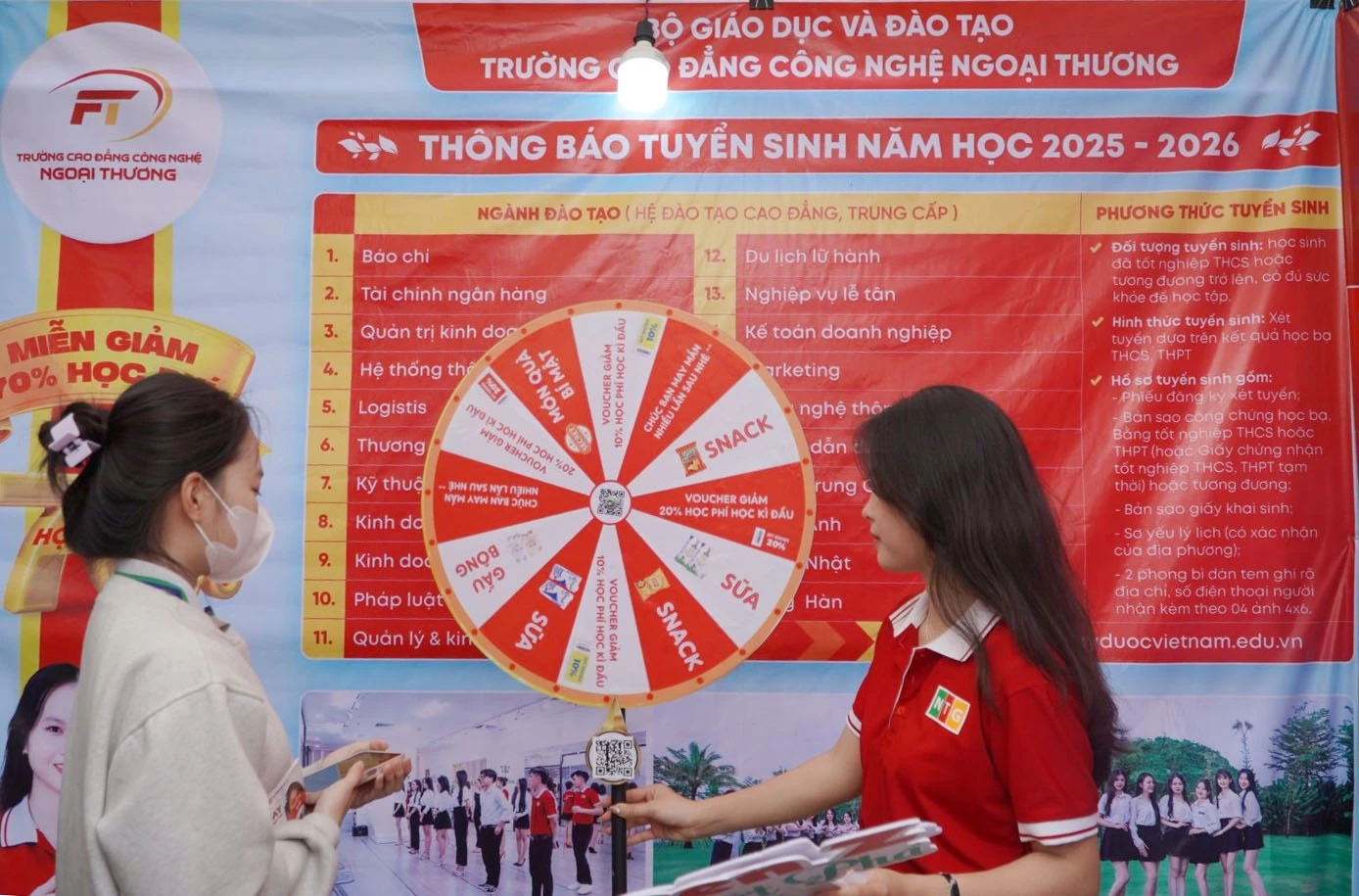 Các bạn học sinh thử sức với các trò chơi tại gian hàng của Trường Cao đẳng Công nghệ - Ngoại Thương