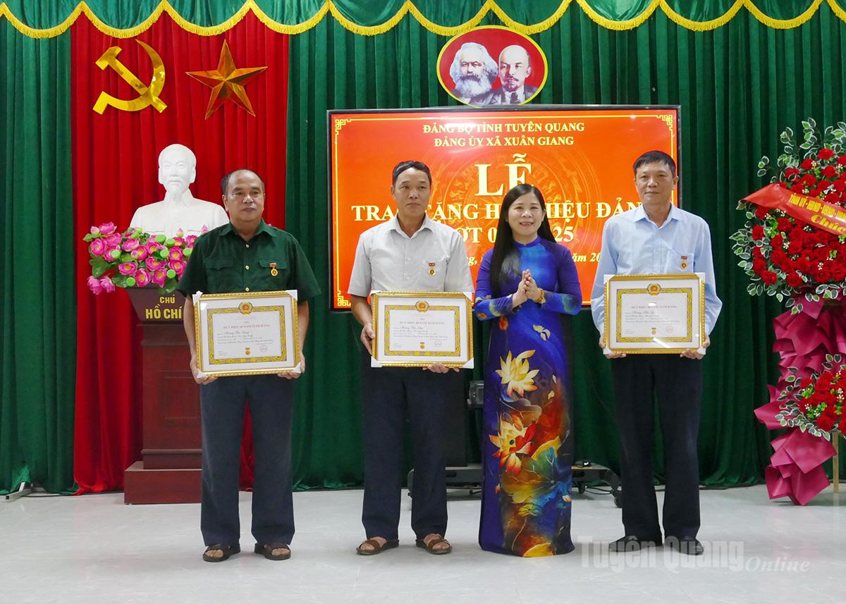 Đồng chí Lê Thị Thanh Trà, Uỷ viên BCH Đảng bộ tỉnh, Phó Chủ tịch HĐND tỉnh trao Huy hiệu 40 năm tuổi Đảng cho các đảng viên.