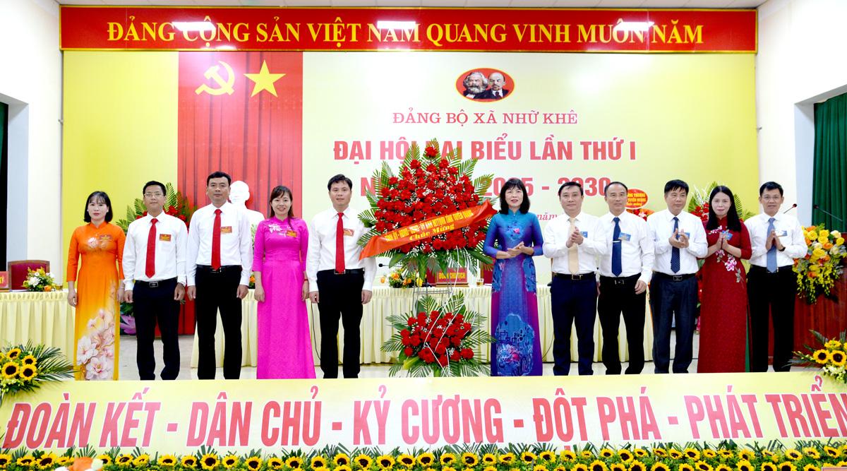 Đồng chí Phạm Thị Minh Xuân, Ủy viên Ban Thường vụ Tỉnh ủy, Phó Chủ tịch HĐND tỉnh tặng hoa chúc mừng Đại hội Ảnh: Đoàn Thư