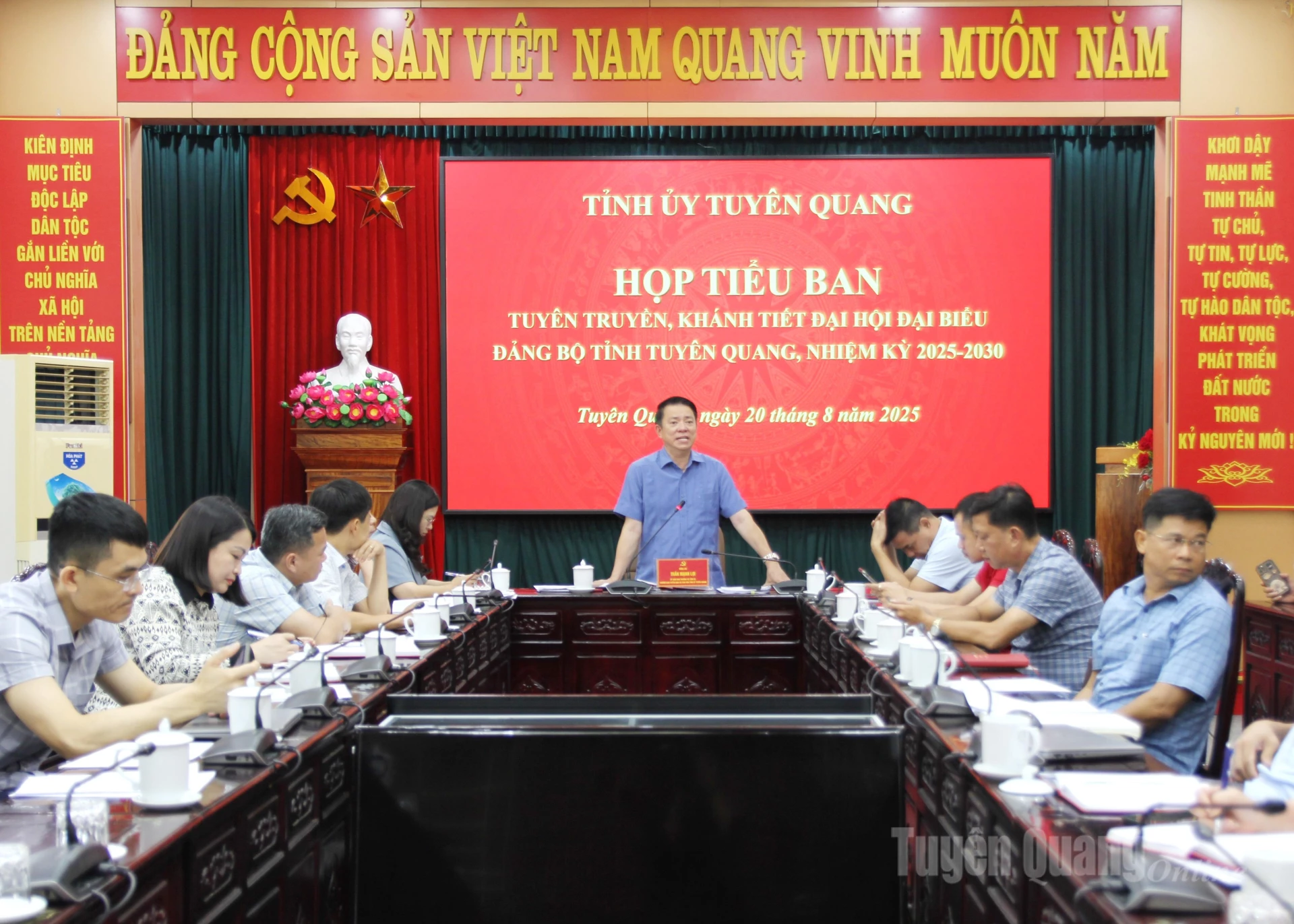 Đồng chí Trưởng Ban Tuyên giáo và Dân vận Tỉnh ủy, Trưởng Tiểu Ban Tuyên truyền, khánh tiết Trần Mạnh Lợi chủ trì cuộc họp.