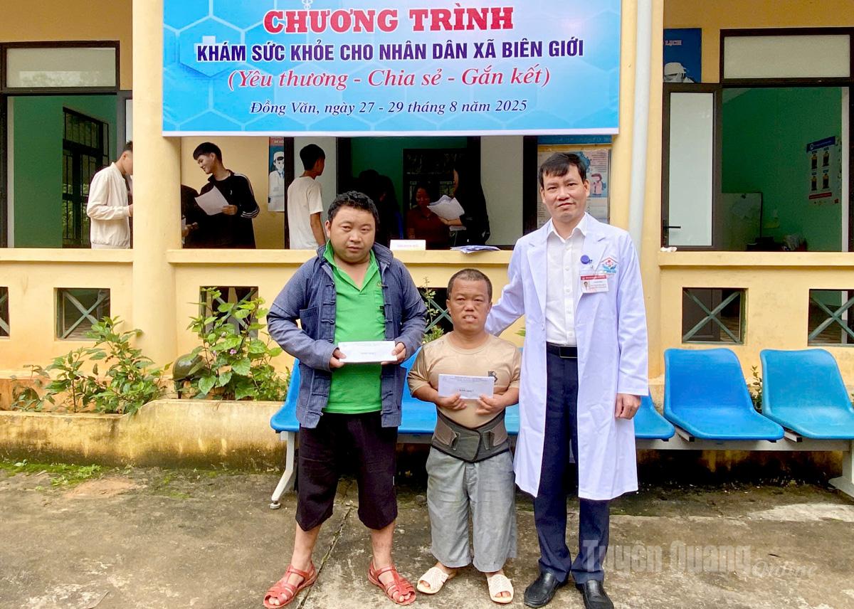 Gifts from Phuong Bac General Hospital were presented to disadvantaged households in Dong Van commune.