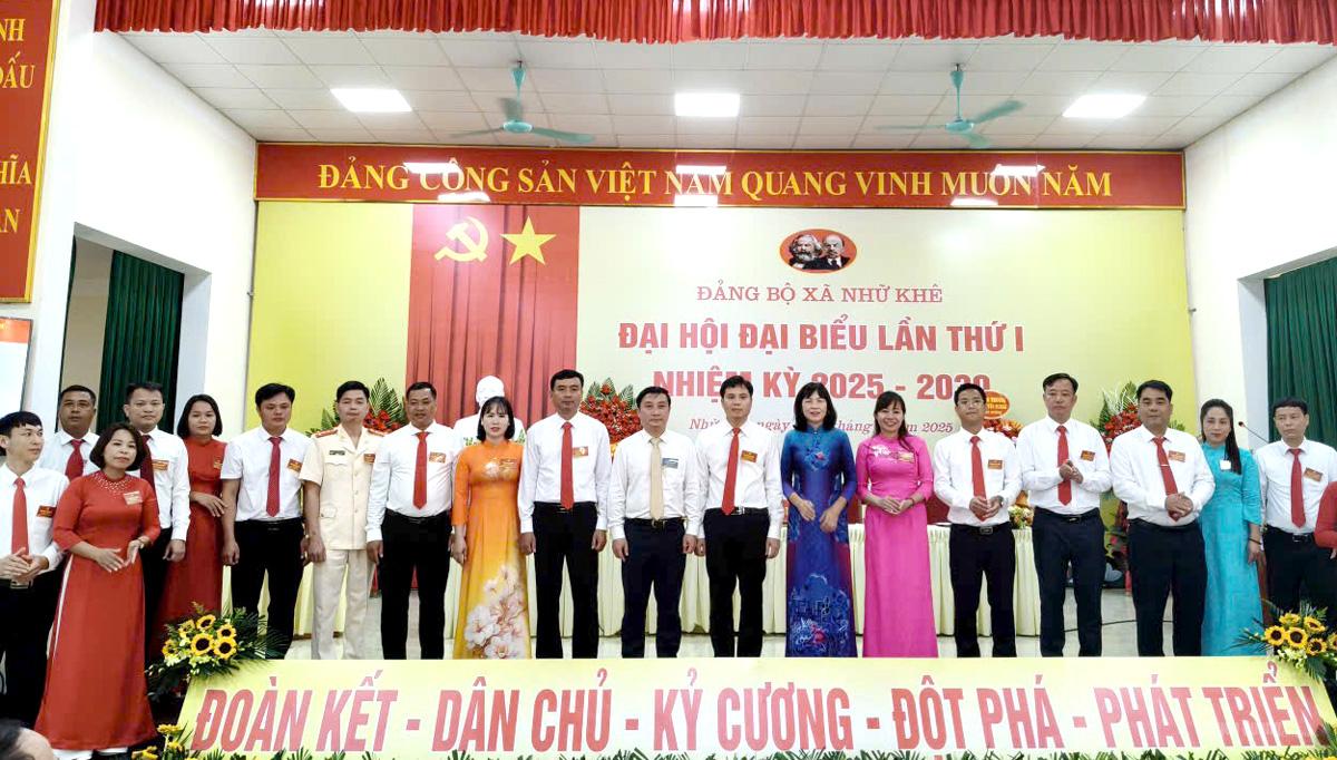 Đồng chí Phạm Thị Minh Xuân, Uỷ viên Ban Thường vụ Tỉnh ủy, Phó Chủ tịch HĐND Tỉnh chúc mừng Bạn chấp hành Đảng bộ xã Nhữ Khê, nhiệm kỳ 2025-2030 Ảnh: Đoàn Thư