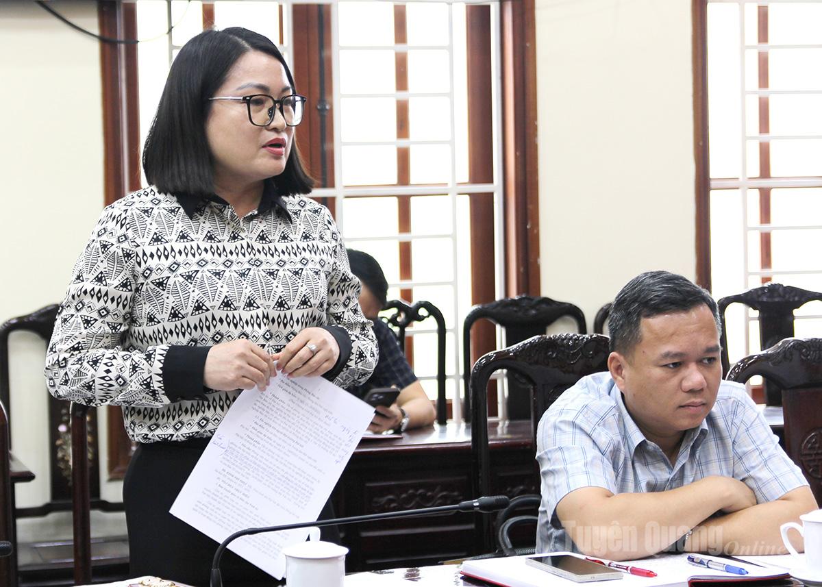 Lãnh đạo Báo và phát thanh, truyền hình Tuyên Quang phát biểu tại cuộc họp.