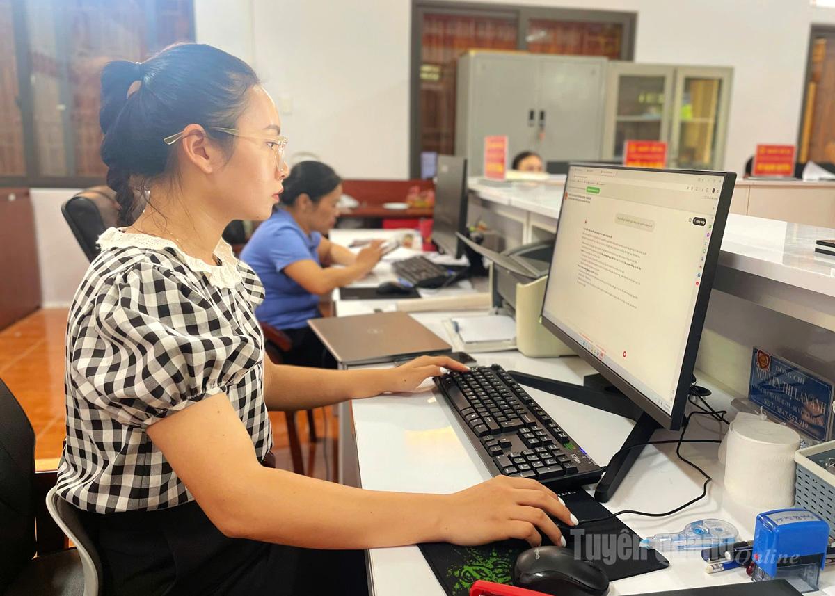 Hoạt động nghiệp vụ tại Trung tâm Phục vụ hành chính công xã Thái Hòa ngày càng hiệu quả nhờ ứng dụng Trợ lý ảo cán bộ, công chức.