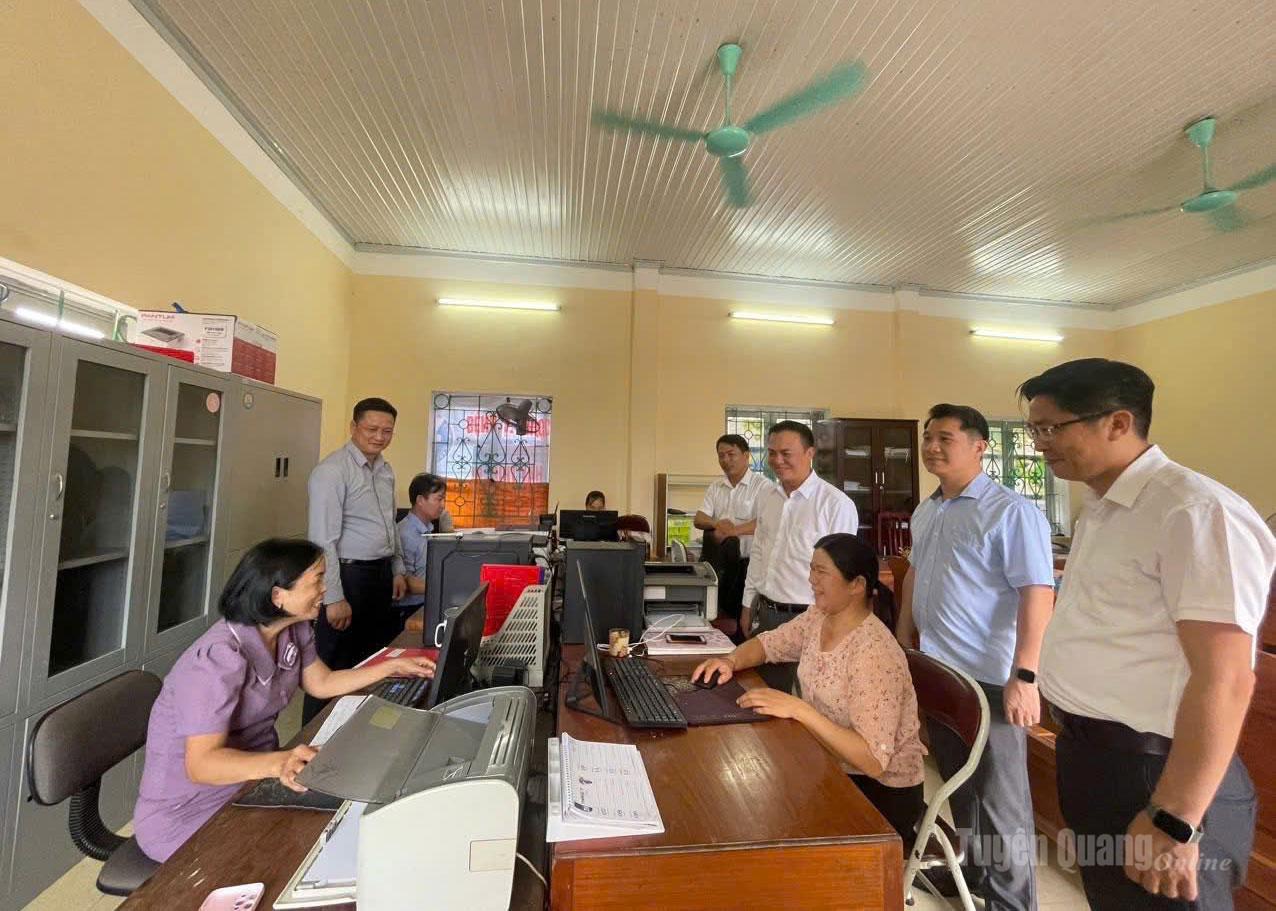 Lãnh đạo Đảng ủy, UBND xã Tân Mỹ nắm bắt tình hình làm việc của các phòng, ban chuyên môn sau sáp nhập.
