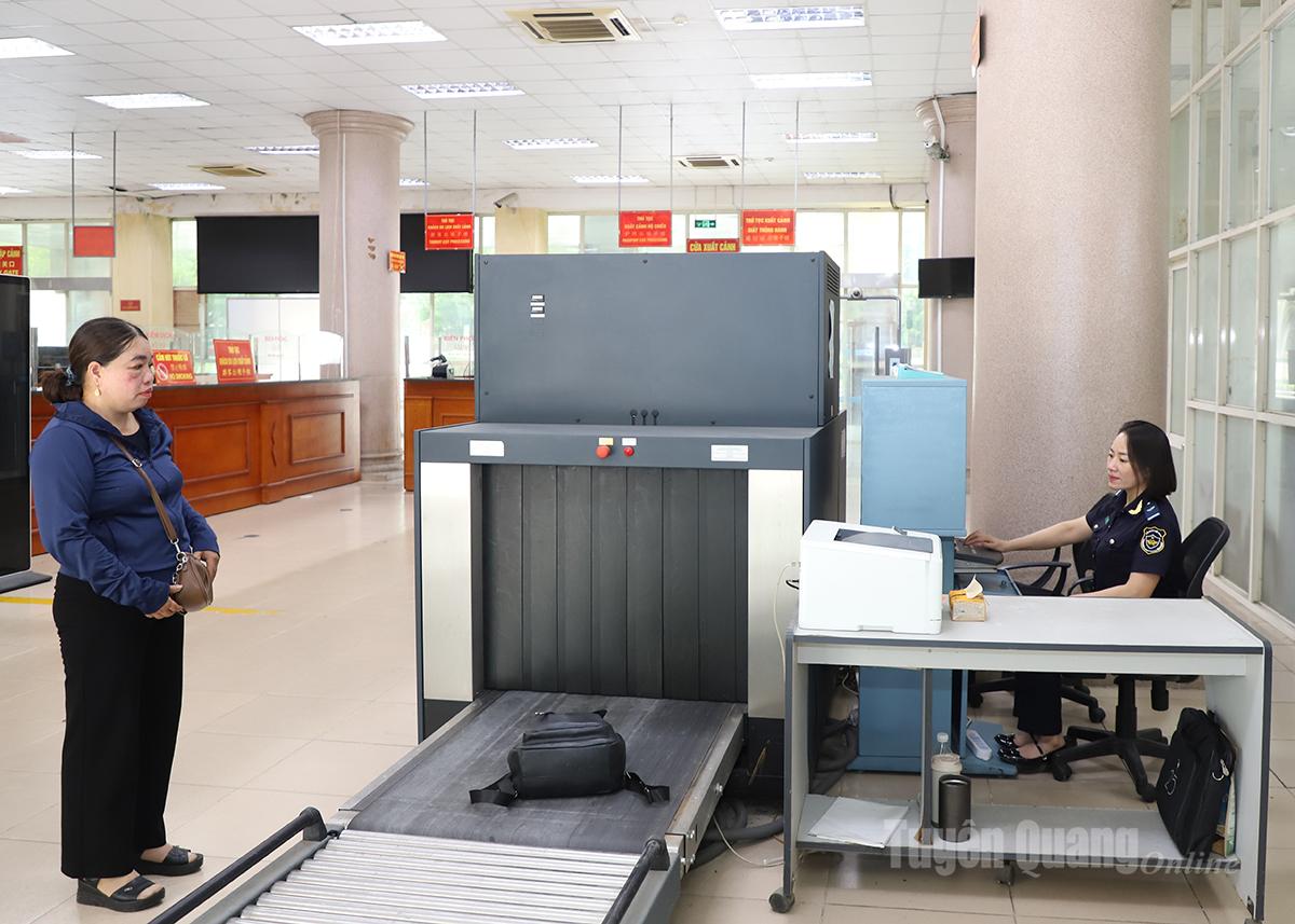 Hải quan cửa khẩu quốc tế Thanh Thủy ứng dụng thiết bị hiện đại trong thực hiện các thủ tục kiểm tra xuất nhập cảnh.
