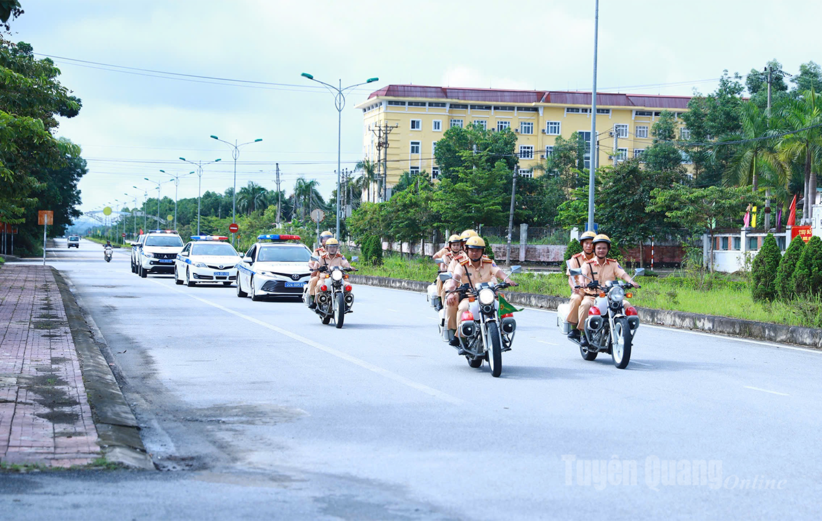 Cảnh sát giao thông ra quân bảo đảm trật tự, an toàn giao thông phục vụ Đại hội Đảng các cấp và các sự kiện lớn của đất nước.