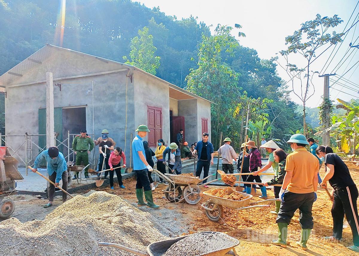 Hội Liên hiệp phụ nữ xã cùng các
tổ chức 
đoàn thể xã
hỗ trợ 
ngày công giúp gia đình chị Triệu 
Thị Thủy, 
thôn 1,
xã Lực Hành xóa nhà tạm.