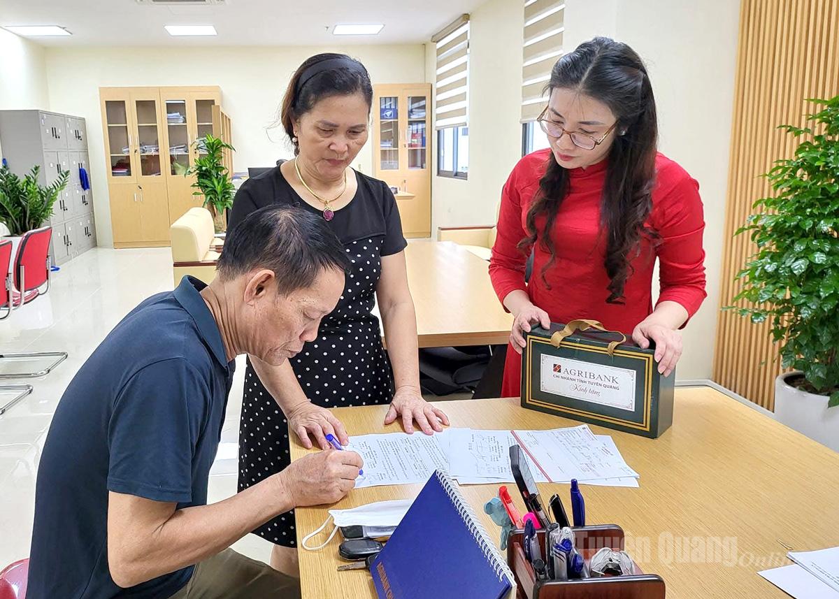 Cán bộ Agribank tư vấn hỗ trợ khách hàng sử dụng các sản phẩm tài chính ưu đãi.