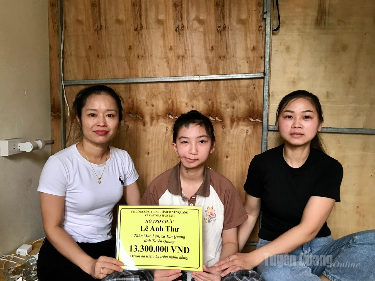 Facebook cô Dương Trinh, phường Minh Xuân trao tiền hỗ trợ em Lê Anh Thư.