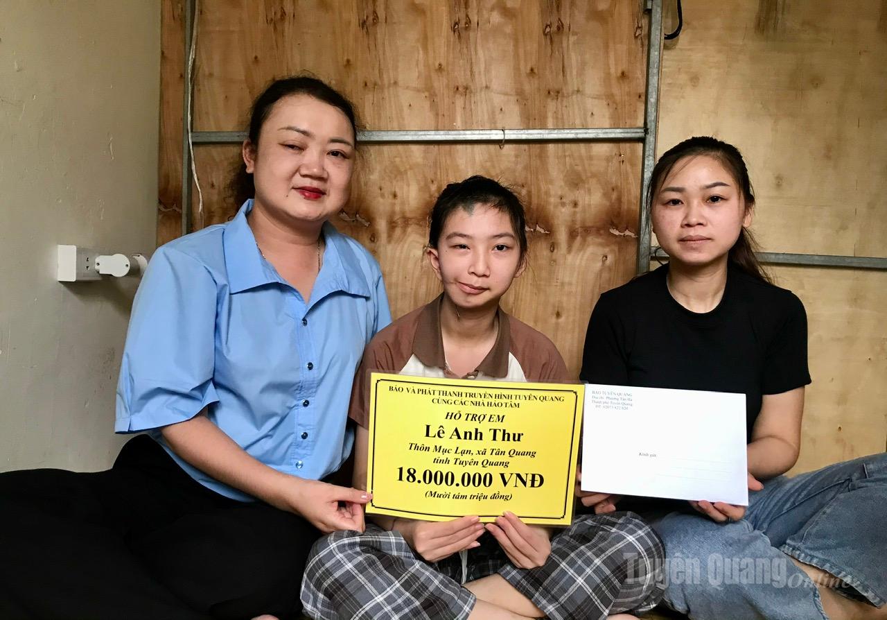 Báo và phát thanh, truyền hình Tuyên Quang cùng các nhà hảo tâm trao tặng tiền hỗ trợ cho gia đình em Lê Anh Thư, thôn Mục Lạn, xã Tân Quang, tỉnh Tuyên Quang.