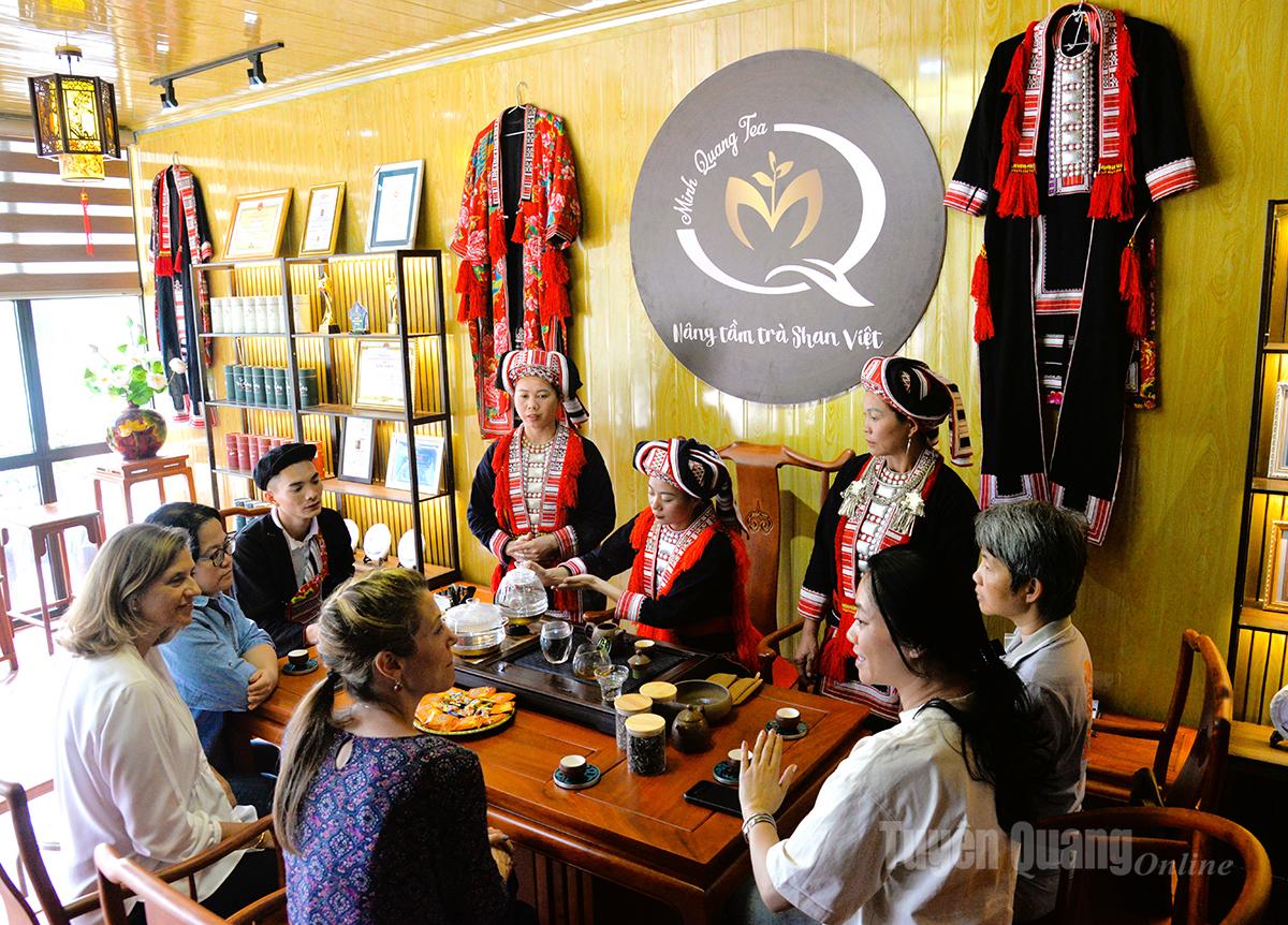 Minh Quang Tea Cooperative in Minh Son hamlet, Thong Nguyen commune introduces its tea products to domestic and international consumers.