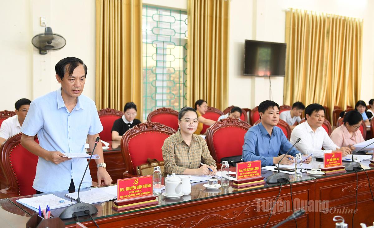 Lãnh đạo Đảng ủy phường An Tường trình bày báo cáo chính trị trình Đại hội Đảng bộ phường lần thứ I.
