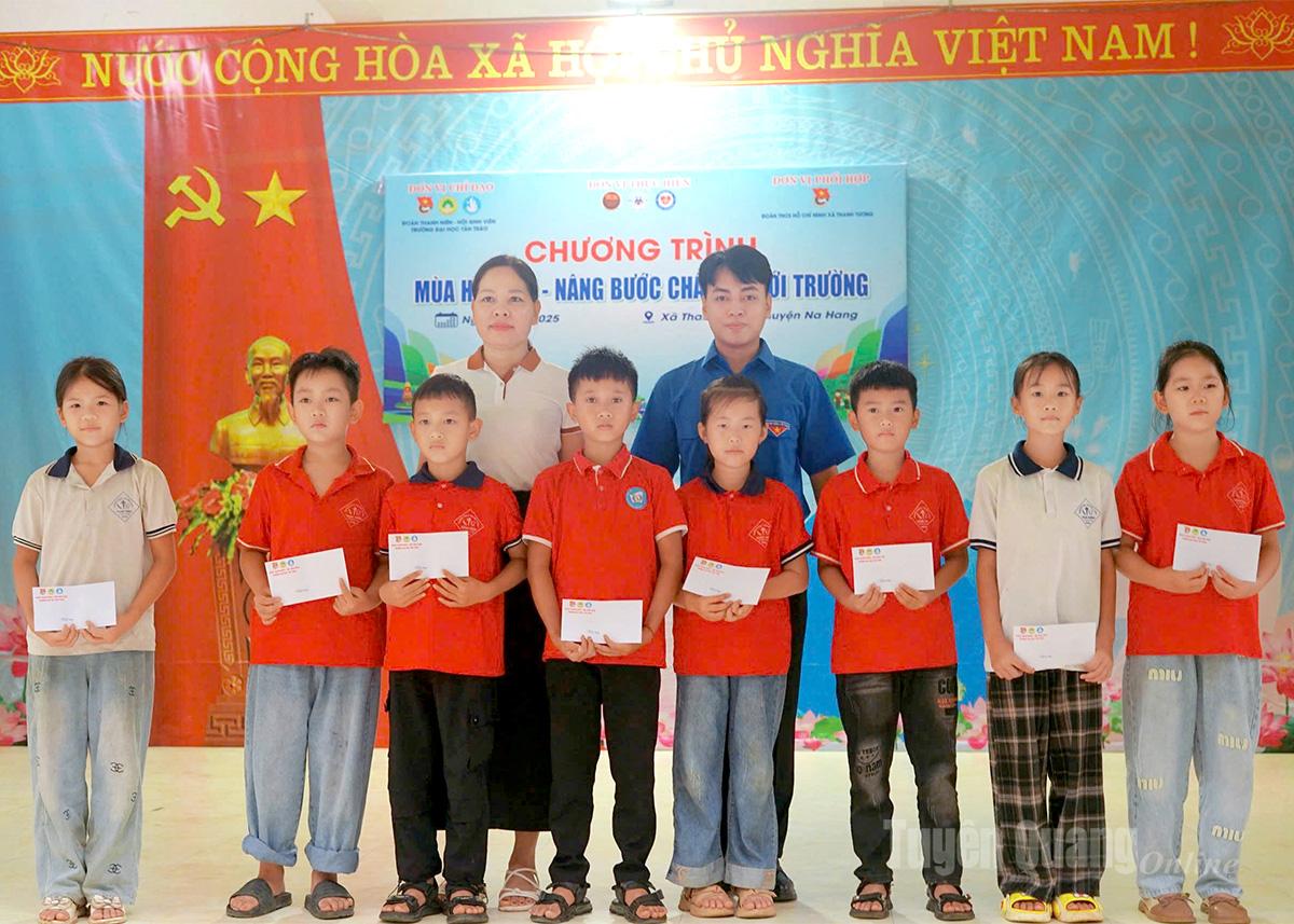 Anh Nguyễn Văn Nam, đại diện Hội sinh viên trường Đại học Tân Trào trao tặng quà cho học sinh có hoàn cảnh khó khăn tại xã Na Hang.