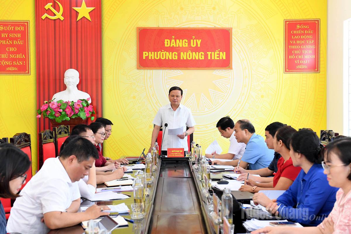 Đồng chí Nguyễn Mạnh Tuấn, Ủy viên Ban Thường vụ Tỉnh ủy, Phó Chủ tịch Thường trực UBND tỉnh chủ trì duyệt Văn kiện Đại hội đại biểu Đảng bộ phường Nông Tiến.
