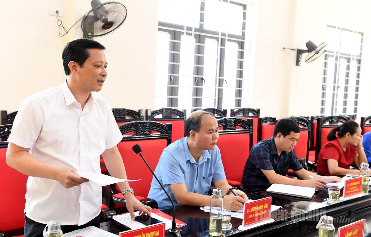 Đồng chí Nguyễn Thanh Hà, Bí thư Đảng ủy, Chủ tịch HĐND phường Nông Tiến trình bày báo cáo chính trị trình Đại hội Đảng bộ phường lần thứ I.
