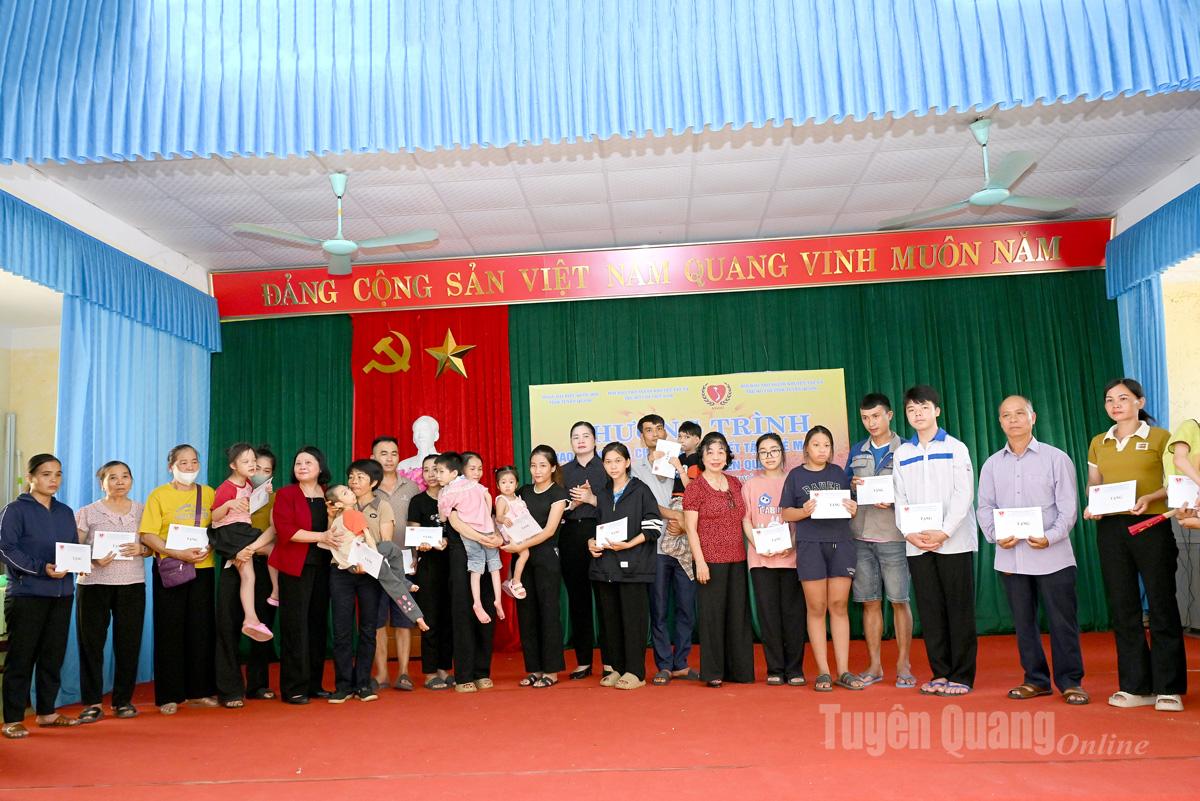 Hội Bảo trợ Người khuyết tật và trẻ mồ côi Việt Nam và tỉnh; Đoàn đại biểu Quốc hội tỉnh Tuyên Quang; nhà tài trợ trao 70 suất quà, mỗi suất 500 nghìn đồng cho người khuyết tật, trẻ mồ côi trên địa bàn xã.