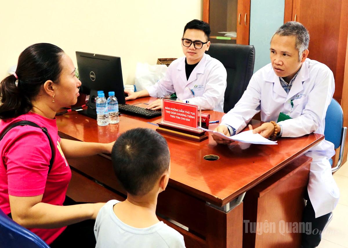 Bác sĩ Nguyễn Lý Thịnh Trường, Giám đốc Trung tâm tim mạch, Bệnh viện Nhi Trung ương thăm khám và đọc kết quả cho trẻ.