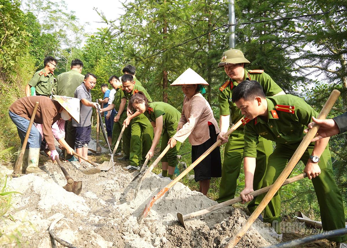 Lực lượng Công an xã Niêm Sơn góp sức cùng người dân làm đường bê tông nông thôn.